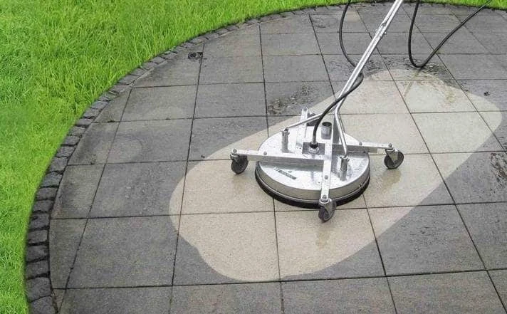 Professionelle Reinigung einer gepflasterten Fläche